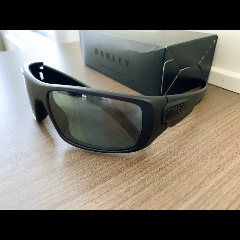 NIB OAKLEY Crankshaft Black Polarized Sunglasses